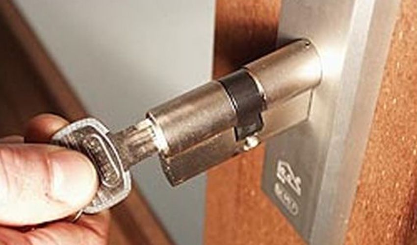 Monteur sleutelt aan een slot in een woning in Landgraaf Monteur sleutelt aan een slot in een woning in Landgraaf